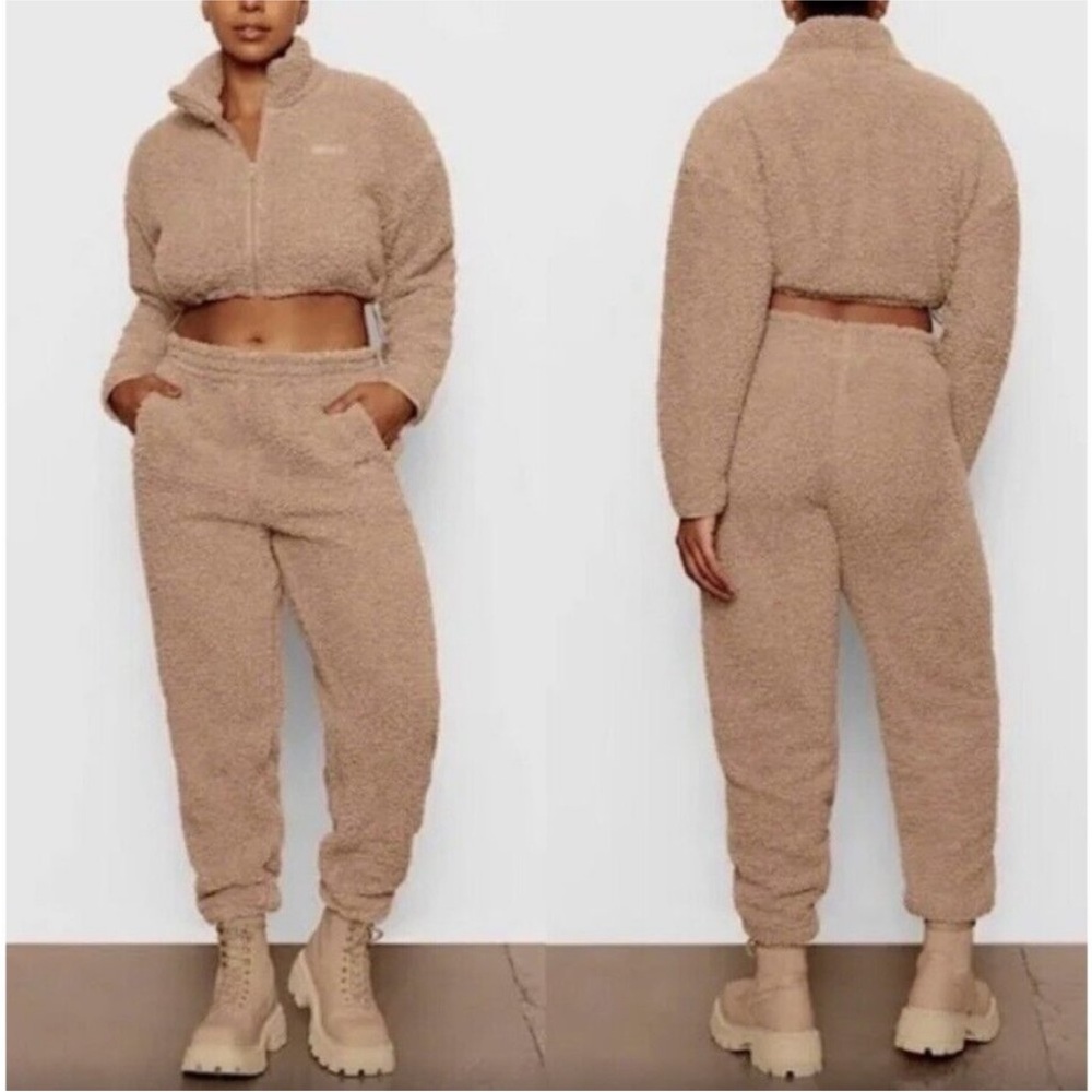 🆕🔖 SKIMS ✨ Teddy Track Pants Sherpa ✨Tigers Eye 
✨ Wide Leg ✨ Large ✨ NWT!!